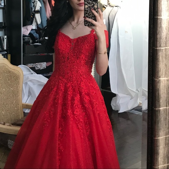 Ball gown red dress - Picture 2 of 2